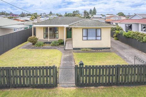 Photo of property in 2 Arawa Place, Castlecliff, Whanganui, 4501