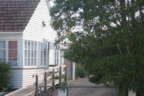 Photo of property in 3 Fruitvale Road, New Lynn, Auckland, 0600