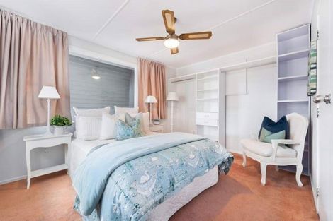 Photo of property in 5 Trengove Place, West Harbour, Auckland, 0618