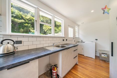 Photo of property in 18 Holmes Grove, Naenae, Lower Hutt, 5011