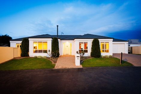Photo of property in 5 Fountain Court, Palmerston North, 4410