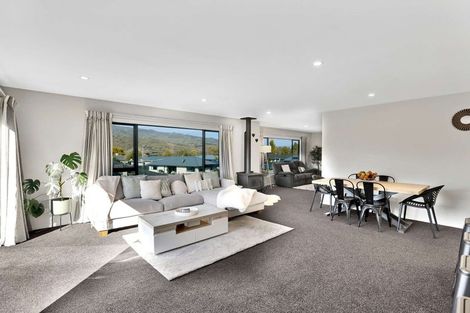 Photo of property in 71 Stratford Drive, Mount Pisa, Cromwell, 9383
