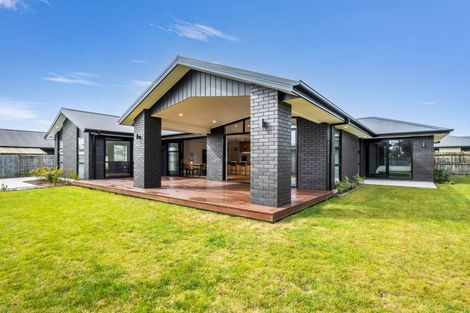 Photo of property in 27 Coutts Way, Fitzherbert, Palmerston North, 4410