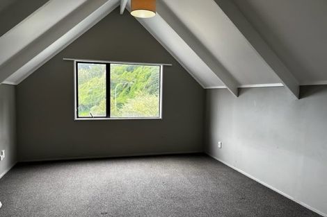 Photo of property in 76a Newlands Road, Newlands, Wellington, 6037