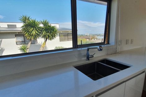 Photo of property in 3/104 East Coast Road, Forrest Hill, Auckland, 0620