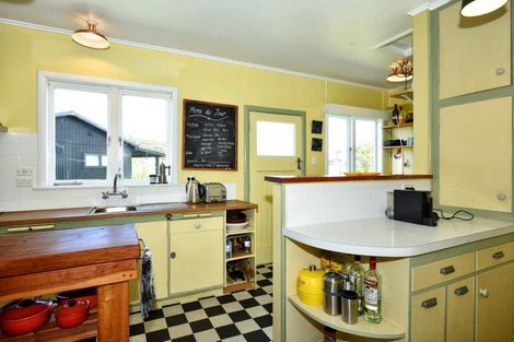 Photo of property in 11 Blue Bay Road, Mahia, 4198