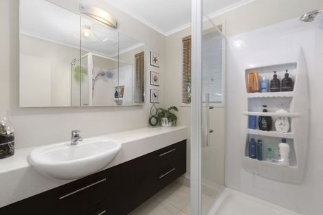 Photo of property in 30 Walton Street, Red Beach, 0932