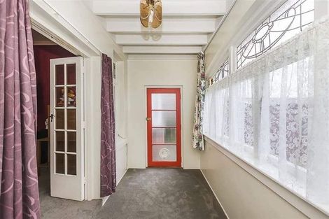 Photo of property in 98 Endeavour Street, Lyall Bay, Wellington, 6022