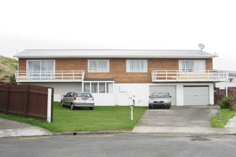Photo of property in 45a Edgecombe Street, Newlands, Wellington, 6037