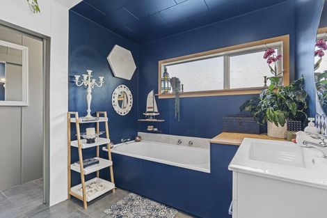 Photo of property in 15 Linda Street, Oakura, 4314