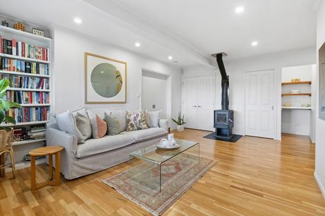 Photo of property in 70 Selwyn Crescent, Forrest Hill, Auckland, 0620