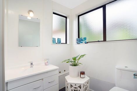 Photo of property in 2/219 Glenfield Road, Hillcrest, Auckland, 0627