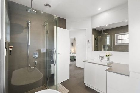Photo of property in 16 Pickwick Parade, Mellons Bay, Auckland, 2014