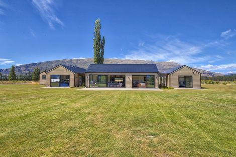 Photo of property in 2 Little Orchard Way, Wanaka, 9382