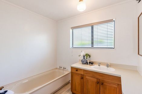 Photo of property in 29 Rosebank Grove, Waikanae, 5036