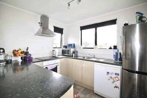 Photo of property in 8 Louise Place, West Harbour, Auckland, 0618