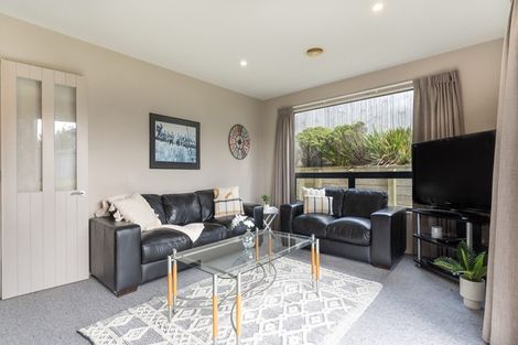 Photo of property in 5 Kaweka Close, Aotea, Porirua, 5024