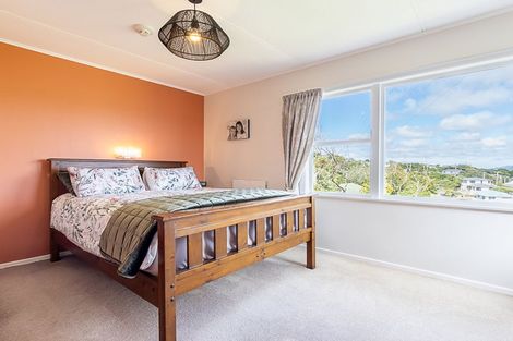 Photo of property in 16 Griffiths Grove, Newlands, Wellington, 6037