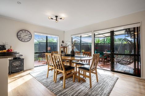 Photo of property in 17 Ryehill Close, New Lynn, Auckland, 0600