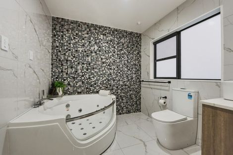 Photo of property in 7d Babich Road, Henderson Valley, Auckland, 0614