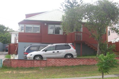 Photo of property in 2/5 Peach Road, Glenfield, Auckland, 0629