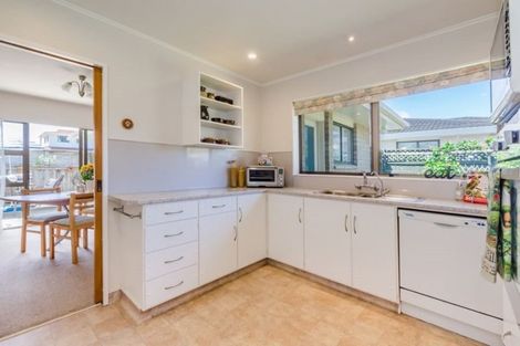 Photo of property in 6 Rewarewa Crescent, Waikanae, 5036