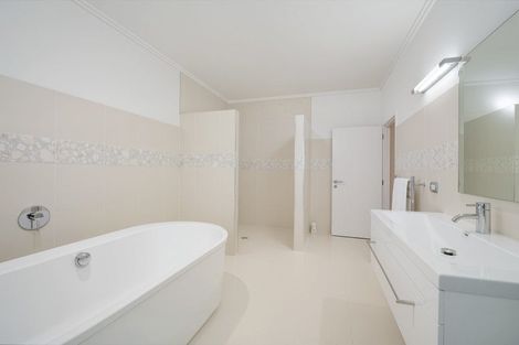 Photo of property in 7 Burgundy Park Avenue, Henderson, Auckland, 0612