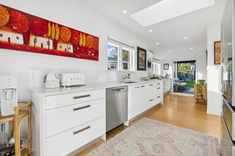 Photo of property in 70 Selwyn Crescent, Forrest Hill, Auckland, 0620