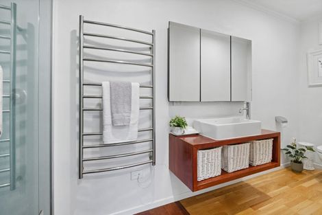 Photo of property in 70 Selwyn Crescent, Forrest Hill, Auckland, 0620