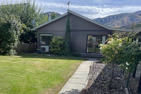 Photo of property in 11-13 Pritchard Street, Newlands, Wellington, 6037