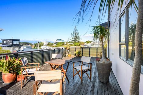 Photo of property in 17 Marine Parade South, Foxton Beach, Foxton, 4815