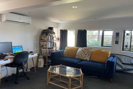 Photo of property in 280 Queens Drive, Lyall Bay, Wellington, 6022