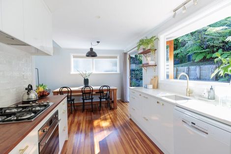 Photo of property in 10 Cotswold Crescent, Newlands, Wellington, 6037