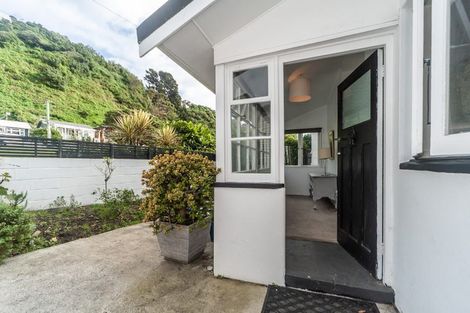 Photo of property in 281 Queens Drive, Lyall Bay, Wellington, 6022