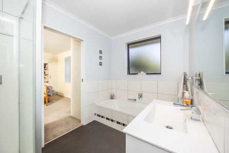 Photo of property in 23 Waiwherowhero Drive, St Andrews, Hamilton, 3200