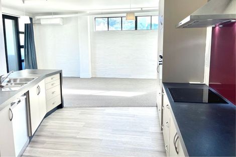 Photo of property in Endeavour Apartments, 18/125u Thorndon Quay, Pipitea, Wellington, 6011