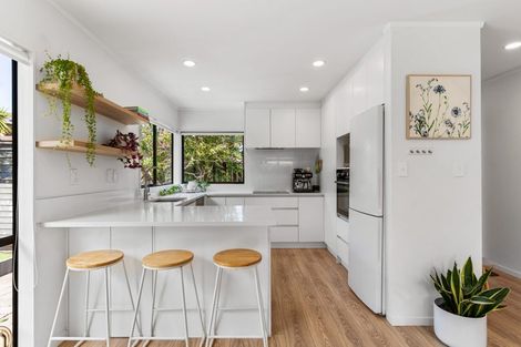 Photo of property in 2/13 Pinewood Grove, Botany Downs, Auckland, 2010