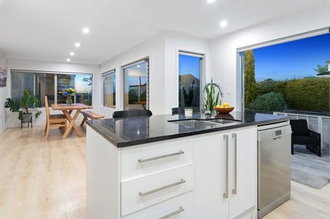 Photo of property in 18 Ridge Road, Waiake, Auckland, 0630