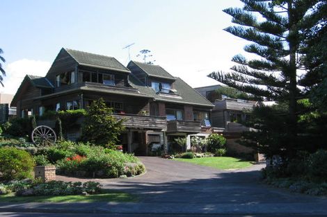 Photo of property in 2/946 Beach Road, Waiake, Auckland, 0630