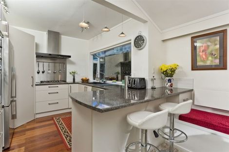 Photo of property in 2/10a Wernham Place, Northcote, Auckland, 0626