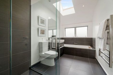 Photo of property in 1 Fathom Place, Te Atatu Peninsula, Auckland, 0610