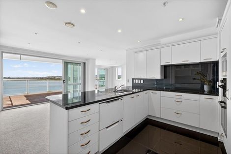 Photo of property in 72 Devonport Road, Tauranga, 3110