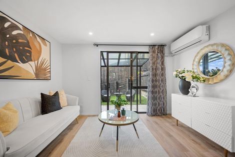 Photo of property in 7/8 Chivalry Road, Glenfield, Auckland, 0629