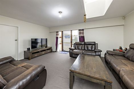 Photo of property in 2/76 Kenderdine Road, Papatoetoe, Auckland, 2025