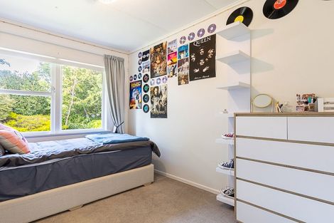 Photo of property in 16 Griffiths Grove, Newlands, Wellington, 6037