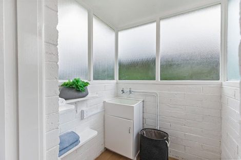 Photo of property in 1/14 Westwell Road, Belmont, Auckland, 0622