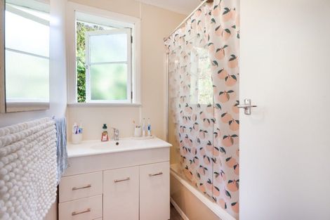Photo of property in 22 Lyndfield Lane, Newlands, Wellington, 6037