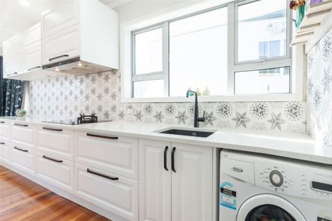 Photo of property in 8a Gloria Avenue, Te Atatu Peninsula, Auckland, 0610