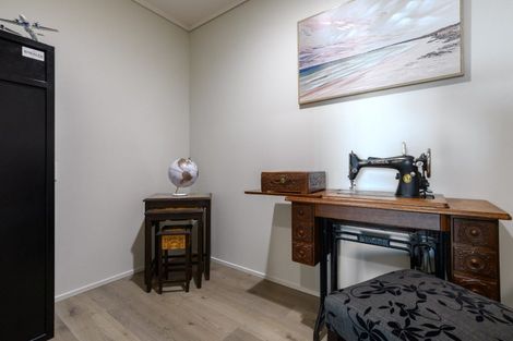 Photo of property in 72 Devonport Road, Tauranga, 3110