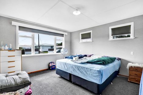 Photo of property in 1 Pacey Avenue, Hawera, 4610